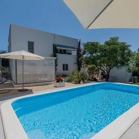 Tome - Vir129 By Interhome
